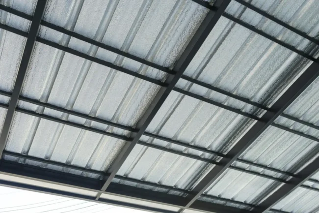 metalowy dach Metalowy dach z widoczną warstwą izolacji poliuretanowej zapewniającej ochronę termiczną i akustyczną.