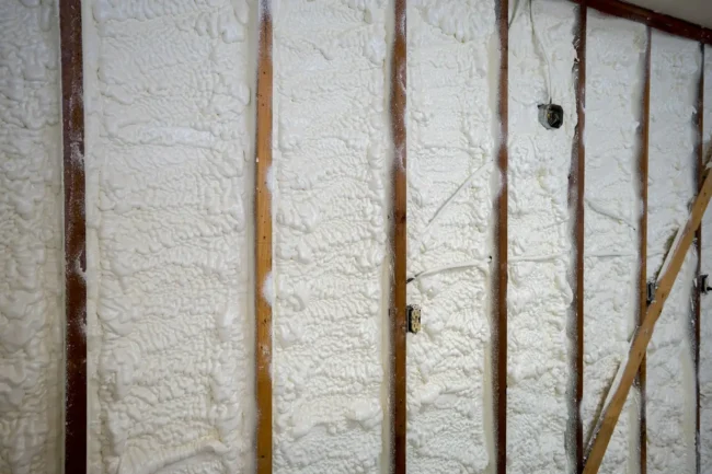 ściana pokryta izolacją natryskową ściana pokryta izolacją natryskową